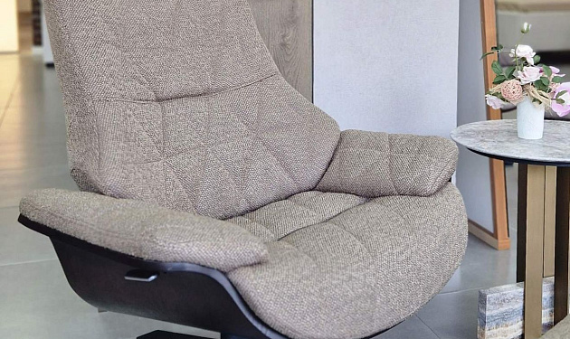 Стильное кресло с пуфом со скидкой 50%_1